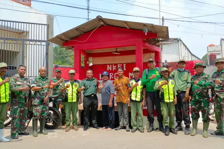 Proses pembersihan Kali Cipinang yang berada di wilayah RT7/9 Kelurahan Jatijajar,  Kecamatan Tapos oleh aparat gabungan (Andika Eka )