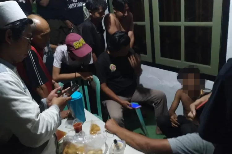 Pencuri kotak amal yang berhasil diamankan warga sekitar, saat beraksi di Musala Al Ubudiyah, Kampung Parung Belimbing, RT4/4 Kelurahan Depok, Kecamatan Pancoranmas (Aldy Rama )