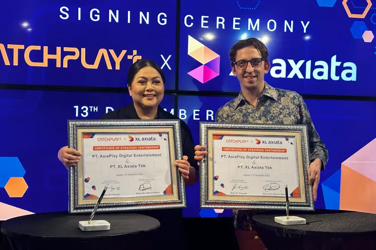XL Axiata-CP+: Country Manager CATCHPLAY+ Indonesia, Dhini W Prayogo (kiri) bersama dengan Chief Marketing Officer XL Axiata, Alfons Bosch Sansa (kanan) melakukan penandatanganan kerja sama antara XL Axiata dengan CATCHPLAY+ di Jakarta, Rabu (13/12).  (DOK.XLAXIATA)