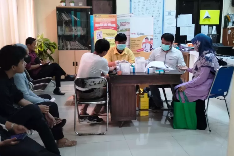 Pemeriksaan kesehatan bagi calon anggota KPPS, di Kelurahan Limo, Kecamatan Limo, Kota Depok, pada Selasa (12/12). (ANDIKA EKA/RADAR DEPOK)
