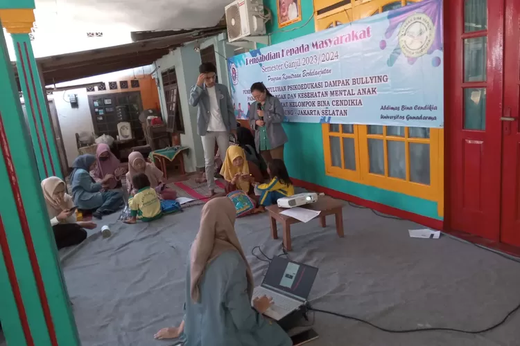 Tim Pengmas Fakultas Psikologi Universitas Gunadarma saat memberikan edukasi terkait bulling kepada peserta didik hingga orang tua di Yayasan Bina Hafidz Cendikia (DOK.GUNADARMA)