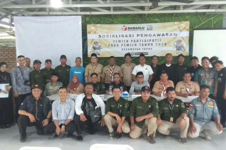 Ketua Divisi Teknis Penyelenggaraan Pemilu KPU Kota Depok Fikri Tamau memberikan materi terkait pengawasan pemilih partisipatif di Cafe De Tambulatong, Kelurahan Tapos, Kecamatan Tapos, Kamis (14/12). (Andika Eka )