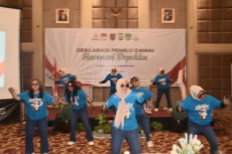 Pendukung Prabowo dan Gibran yang tergabung dalam PIRA Kota Depok menunjukan senam gemoy untuk bangkitkan semangat kemenangan (ISTIMEWA)