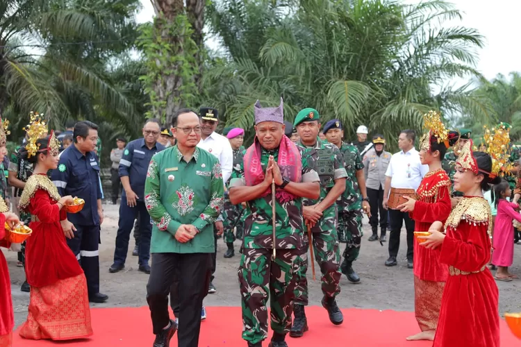 Pangkostrad Mayjen TNI Muhammad Saleh Mustafa saat membangun 20 titik air bersih di Kepulauan Bangka Belitung.  (DOK.PENKOSTRAD)