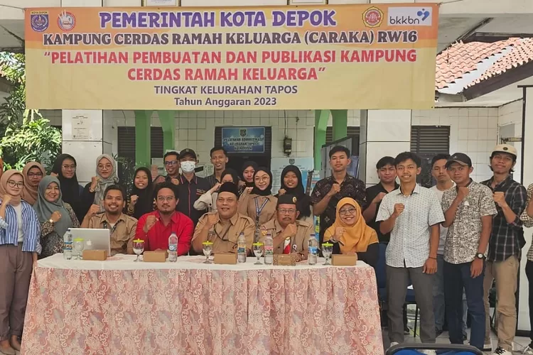 Foto bersama usai melaksanakan kegiatan pelatihan branding dan publikasi di aula Kelurahan Tapos, Kecamatan Tapos. (Andika Eka )