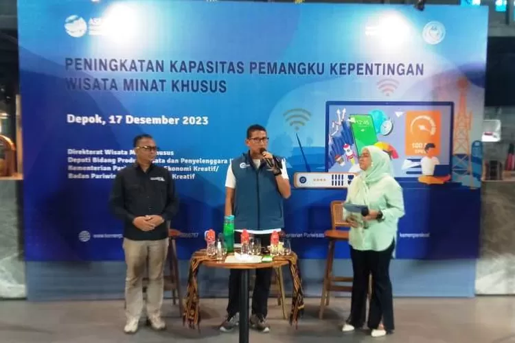 Menparekraf Sandiaga Salahuddin Uno&nbsp;(Tengah) didampingi Kepada Disporyata Kota Depok (Kanan) menjadi narasumber pada pelatihan Peningkatan Kapasitas Pemangku Kepentingan Wisata Minat Khusus, di Kopi Bajawa, Kelurahan Depok, Kecamatan Pancoranmas, Minggu (17/12). (ANDIKA EKA/RADAR DEPOK)