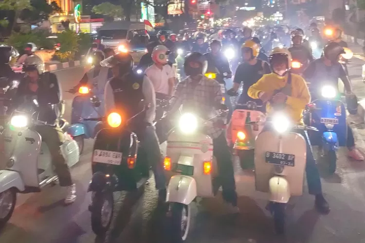 Ratusan pengendara motor Vespa di Kota Depok bersatu untuk menggelar kampanye safety riding yang bertujuan meningkatkan kesadaran akan pentingnya keselamatan berlalu lintas, Sabtu (16/12) malam. 