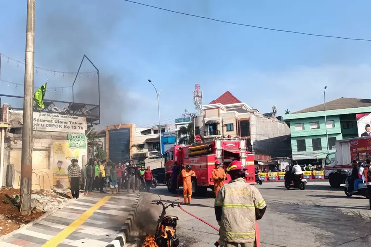 Evakuasi pemadaman api yang membakar motor matik di Simpang Ramanda, Pancoranmas, Kota Depok, Selasa (19/12). Motor Matik Meleleh di Ramanda  (Aldy Rama )
