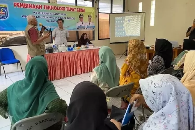 : narasumber sedang memberikan pembinaan kepada Jumantik Kelurahan Baktijaya (Andika Eka )