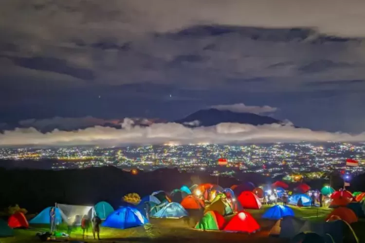 Pemandangan city light di tempat camping ini memang bikin candu yang bikin betah berlama-lama (Instagram @puncak_halimuncamp)