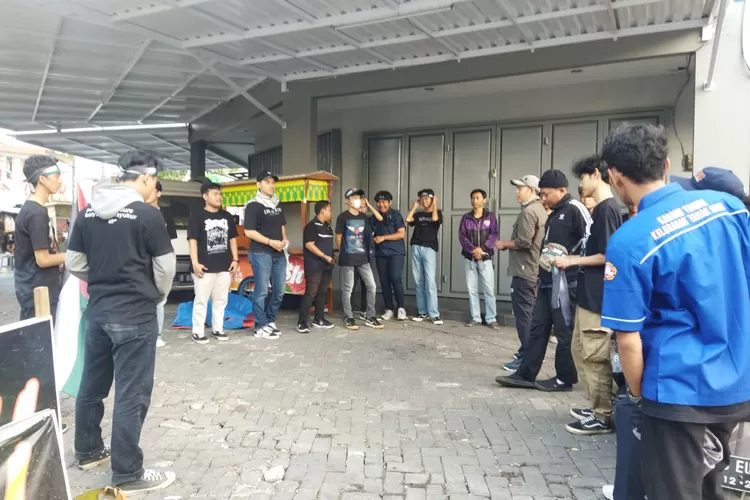 Galang donasi Aksi Bela Palestina Tanah Baru, yang akan berlangsung pada 31 Desember 2023 di Lapangan Gaban, Kelurahan Tanah Baru, Kecamatan Beji, Kota Depok. (Aldy Rama )