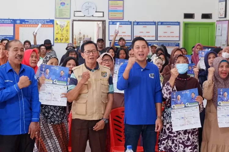 Caleg DPR RI Partai Demokrat Dapil Jabar VI Kota Depok dan Kota Bekasi, Budi Purnomo menyapa RW5 Kelurahan Mekarjaya, Kecamatan Sukmajaya. (ANDIKA EKA/RADAR DEPOK)