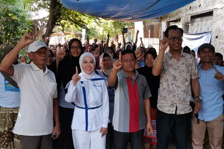 Anggota Komisi VI DPR RI , Fraksi PAN, Kota Depok &ndash; Bekasi , Intan Fauzi saat menyapa masyarakat, Kelurahan Mekarsari, Kecamatan Cimanggis, Rabu (20/12). (IRFAN/RADAR DEPOK)
