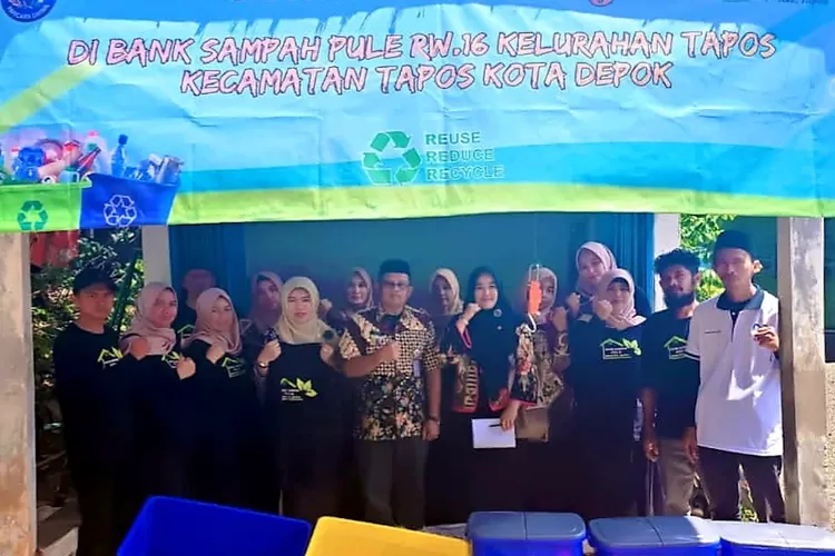 Aparatur Kelurahan Tapos mendukung pembentukan Bank Sampah yang dikelola warga Kampung Cerdas Ramah Keluarga (Caraka) RW16. Pembentukan bank sampah ini bertujuan untuk mengajak masyarakat melakukan pemilahan sampah.