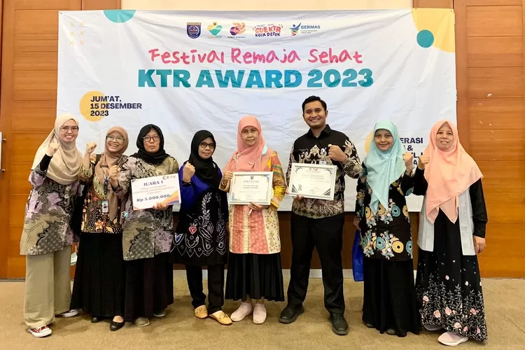 Lurah Tugu, Tri Sakti Anggoro menerima piagam dan hadiah setelah pengumuman lomba kampung KTR pada acara Festival Remaja Sehat dan Kawasan Tanpa Rokok (KTR) Award 2023 di Aula Serbaguna Lantai 10 Gedung Dibaleka II.