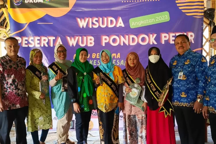 LULUS : Wisuda 30 peserta Wira Usaha Baru (WUB) tingkat Kelurahan Pondok Petir, Kecamatan Bojongsari, Kota Depok, yang berlangsung di Kampung si Jalu, Sawangan, Kota Depok, Jumat (22/12). (ALDY RAMA/RADAR DEPOK)