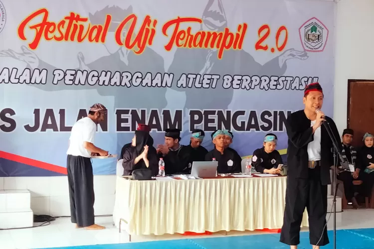 SERU : Festival Uji Terampil 2.0 malam penghargaan atlet berprestasi Perguruan Pencak Silat MS Jalan Enam, Kelurahan Pengasinan, Kecamatan Sawangan Kota Depok, Minggu (24/12). (ALDY RAMA/RADAR DEPOK)