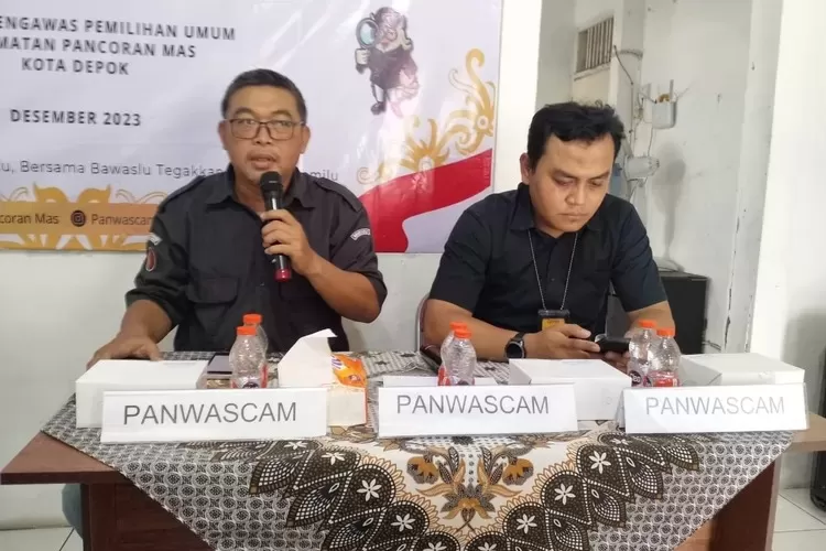 SOSIALISASI : Panitia Pengawas Kecamatan (Panwascam) Pancoranmas, ketika memberikan arahan untuk pengamanan logistik Pemilu 2024. (PANWASCAM PANCORANMAS)