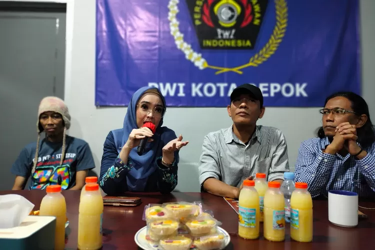 Caleg dari Partai Demokrat nomor urut dua Dapil Depok-Bekasi, Ingrid Kansil, terus mendorong Usaha Mikro Kecil dan Menengah yang ada di Depok, di PWI Depok. (RADAR DEPOK)