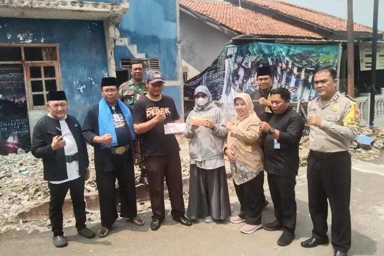 BANTUAN : Penyaluran bantuan terhadap rumah warga yang ambruk di wilayah RT2/1 Kelurahan Serua, Kecamatan Bojongsari, Kota Depok, Kamis (28/12). (ALDY RAMA/RADAR DEPOK)