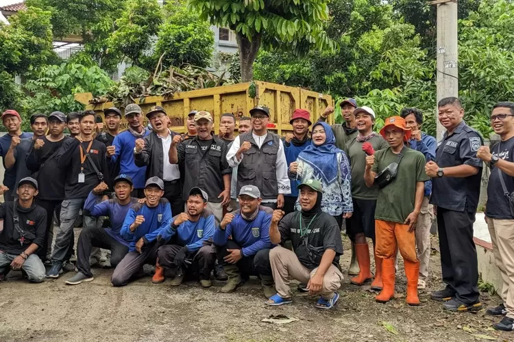 Satgas DPUPR Kota Depok berjaga 24 jam selama malam pergantian tahun 2024. (RADAR DEPOK)