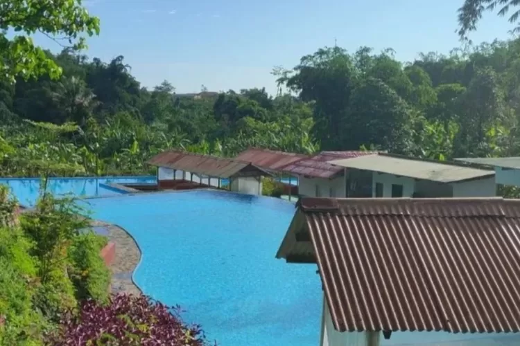 Kolam Renang Batu Aseupan berasal dari Sumber mata air Gunung Salak yang segar dan jernih (Instagram @kolamrenang_batuaseupan)