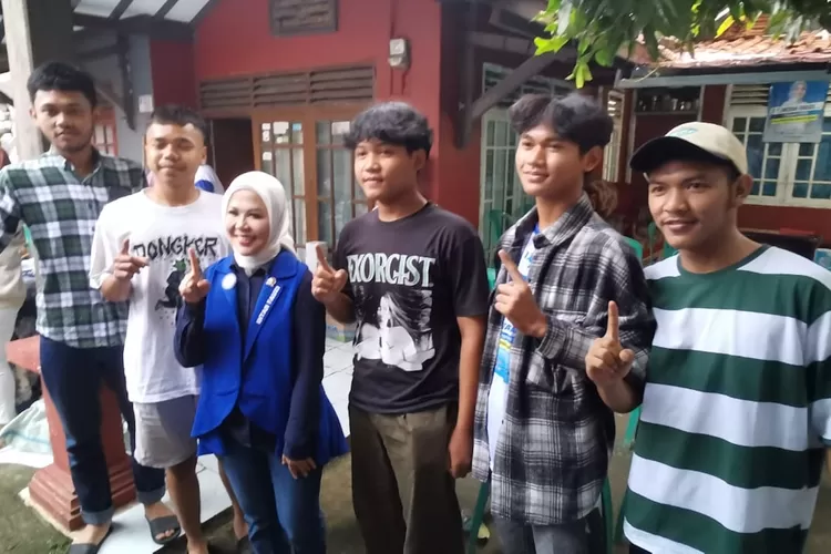 Caleg PAN untuk DPR RI nomor urut 1 dari Dapil Kota Depok &ndash; Kota Bekasi, Intan Fauzi, menemuai pendukungnya di Bojongsari, Depok. (Radar Depok)