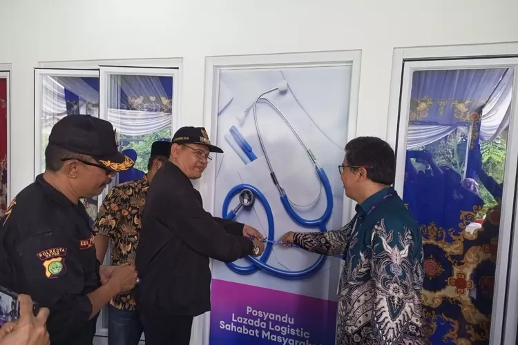 Proses peresmian posyandu RW3 Jatijajar, Kecamatan Tapos hasil CSR Lazada Depok, beberapa waktu lalu.  (ANDIKA EKA/RADAR DEPOK)