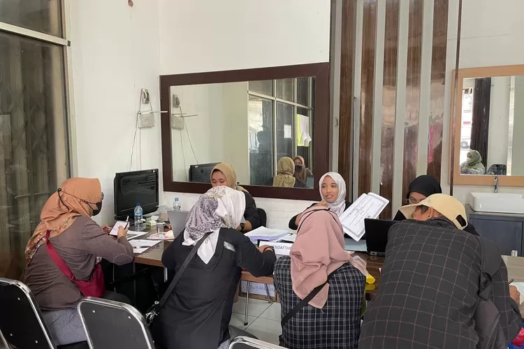 Suasana saat proses pendaftaran pengawas TPS di Kantor Sekretariat Pengawas Pemilu Kecamatan Tapos.  (DOK.PanwascamTapos )