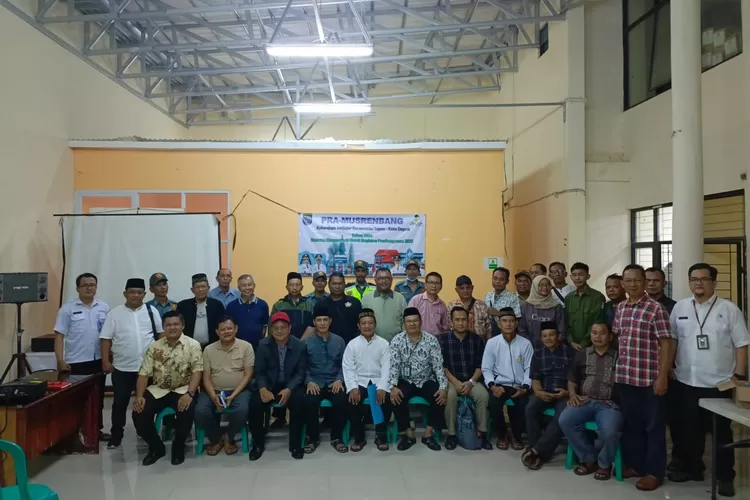 Foto bersama usai kegiatan  Pra Musrenbang Kelurahan Jatijajar, Kecamatan Tapos, di aula kelurahan.  (ANDIKA EKA/RADAR DEPOK)