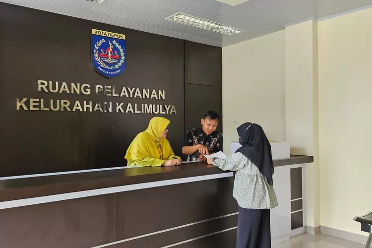 Suasana pelayanan di gedung baru Kantor Kelurahan Kalimulya, Kecamatan Cilodong.  (ANDIKA EKA/RADAR DEPOK)