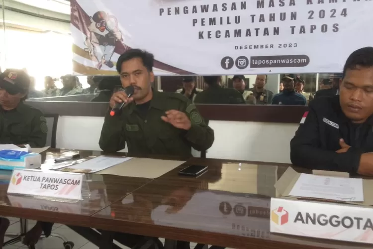 Ketua dan anggota Panwascam Tapos saat melaksanakan kegiatan press release beberapa waktu lalu. (ANDIKA EKA/RADAR DEPOK)