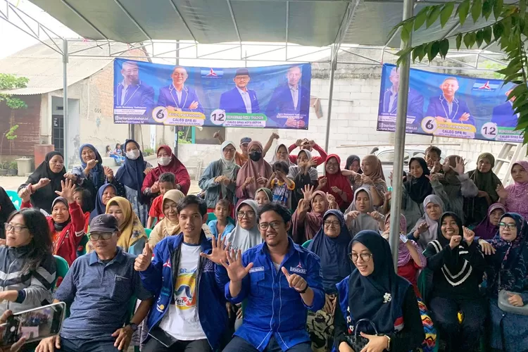 Foto Bersama usai melaksanakan kegiatan bazar pangan yang di RW5 Kelurahan Pondok Pentir, Kecamatan Bojongsari. (TIM BUDI PURNOMO)