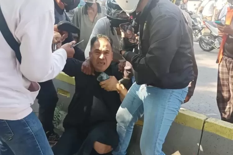 Penangkapan Saipul Jamil oleh petugas kepolisian tidak mengenakan seragam di jalur busway di kawasan Daan Mogot, Jakarta Barat, Jumat (5/1). (ISTIMEWA)