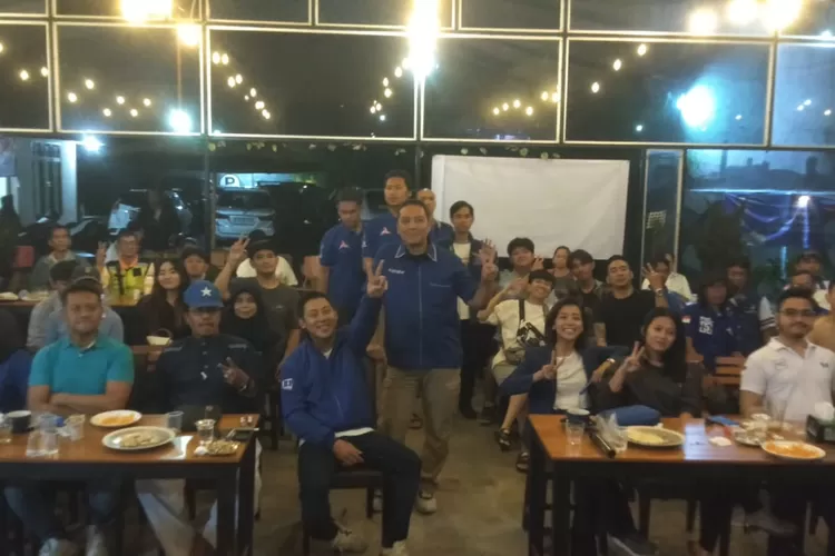 Foto bersama kepada para caleg Partai Demokrat pada acara nobar  debat putaran ketiga menjelang Pilpres 2024, di Cafe Dinamis, Kelurahan Kalimulya, Kecamatan Cilodong, Minggu (7/1). (ANDIKA EKA/RADAR DEPOK)