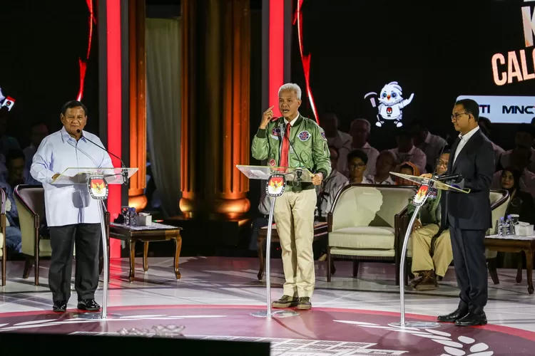 Capres nomor urut satu Anies Baswedan (kanan), Capres nomor urut dua Prabowo Subianto (kiri), Capres nomor urut tiga Ganjar Pranowo (tengah) beradu gagasan dalam debat ketiga Capres di Istora Senayan, Jakarta, Minggu (7/1/2024). Debat Capres ketiga ini mengangkat tema pertahanan, keamanan, hubungan internasional, dan geopolitik. FOTO: SALMAN TOYIBI/JAWA POS (SALMAN TOYIBI/JAWA POS)