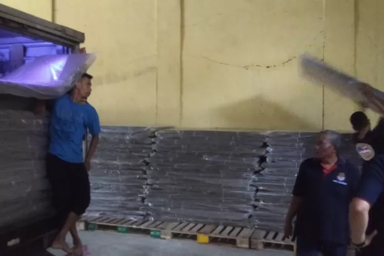 Pendistribusian logistik bilik suara di gudang logistik Kecamatan Tapos yang terletak pada Pergudangan Anugrah, Kelurahan Sukamaju, Kecamatan Cilodong. (ANDIKA EKA/RADAR DEPOK)