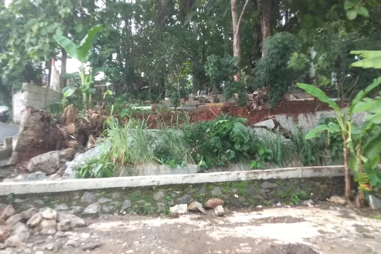 Bekas longsoran yang terjadi di Tempat Pemakaman Umum (TPU) Jaranan RT4/17 Kelurahan Cilangkap, Kecamatan Tapos. (ANDIKA EKA/RADAR DEPOK)