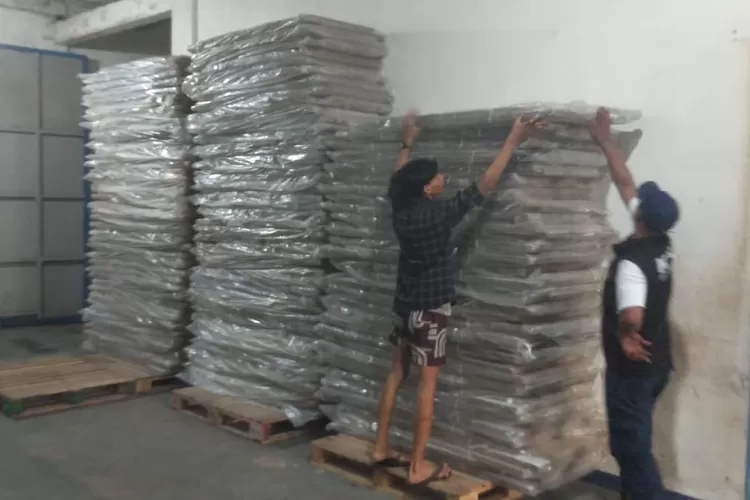 Proses Pemindahan logistik Pemilu 2024 berupa bilik suara di Gudang logistik yang berada di Kelurahan Cimpaeun, Kecamatan Tapos. (ANDIKA EKA/RADAR DEPOK)