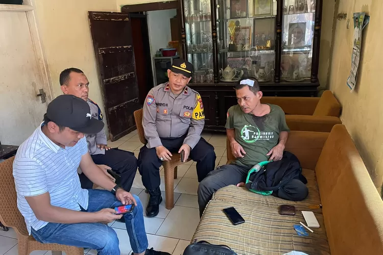 Anggota Polsek Cimanggis mendatangi tempat kejadian perkara (TKP) yang berada di di dekat Rumah Makan Sereh Wangi Jalan Raya Tapos, Kelurahan/Kecamatan Tapos. (Polsek Cimanggis)