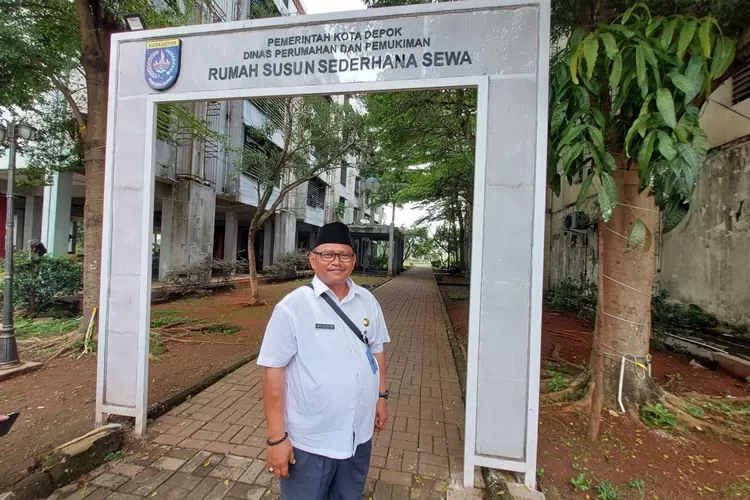 Kepala UPT Rusunawa Kota Depok, Raden Iwan Hendrawan sedang menunjukan kondisi rusunawa terbaru. (ANDIKA EKA/RADAR DEPOK)