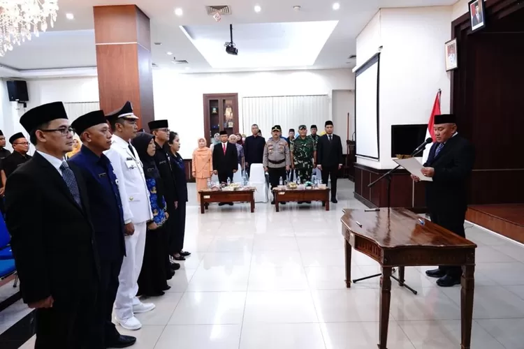 Walikota Depok, Mohammad Idris saat melakukan pelantikan dan pengambilan sumpah jabatan di Aula Teratai, Balaikota Depok, Kamis (11/1). (PROMENTASI PEMKOT DEPOK)