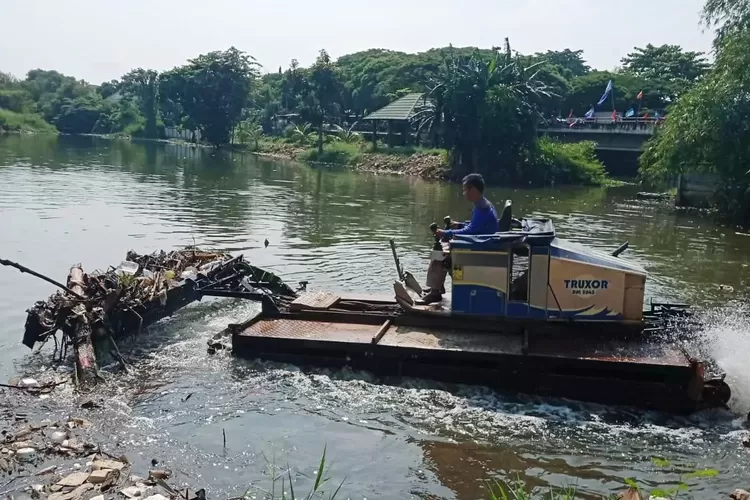Satgas DPUPR melakukan pengangkatan sedimen lumpur dan gulma di Situ Pengarengan, Kecamatan Sukmajaya, Rabu (10/1). (DPUPR DEPOK)