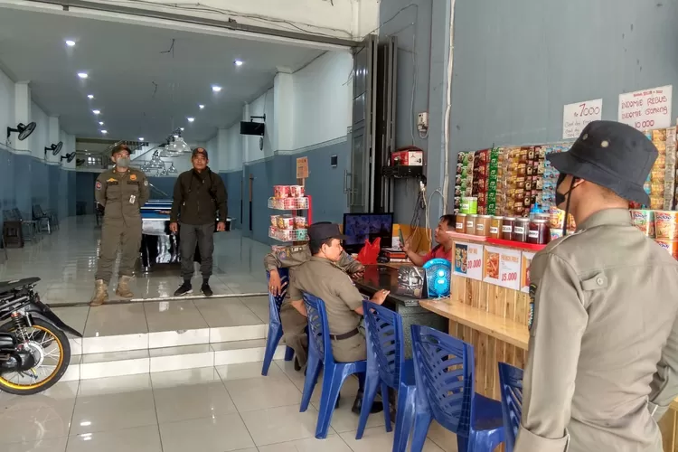 Satpol PP Kecamatan sukmajaya mendatangi Ensal Cafe dan Biliard yang terletak di Jalan Raya Bogor KM34 RT3/2 Kelurahan Cisalak, Kecamatan Sukmajaya. (ANDIKA EKA/RADAR DEPOK)