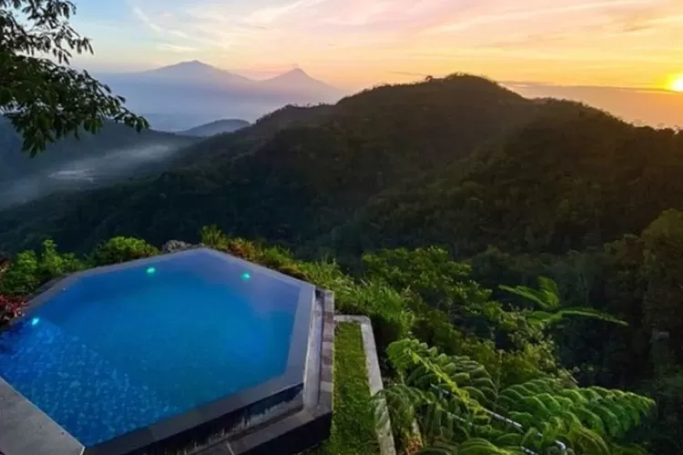 Suasana kolam renang di Villane Tumpeng yang berada di ketinggian 900 mdp (Instagram @villanetumpeng)
