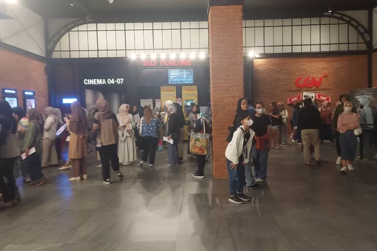 Suasana saat pengunjung menikmati pelayanan yang disajikan di CGV Dmall. (CGVDMALL)