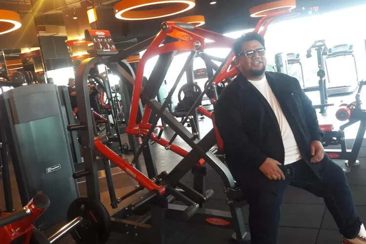 Direktur Mars Gym Indonesia, Bernard Rizky, menunjukan alat alat fitnes kualitas premium di tempatnya, Selasa (16/1).  (Radar Depok)