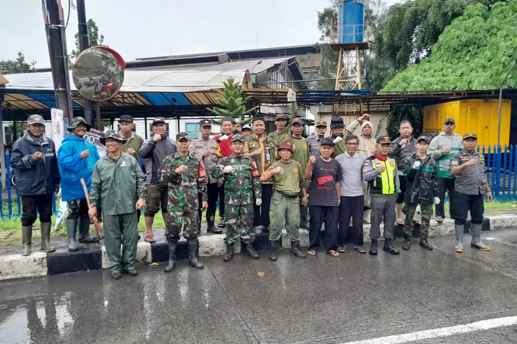 Koramil 06 Cimanggis menindaklanjuti keluhan warga Jalan Pekapuran, RT1/5, Kelurahan Curug, Kecamatan Cimanggis, Depok, terkait luapan air dari Kali Wadas yang sering masuk hingga kepemukiman, terutama pada musim hujan. (ANDIKA EKA/RADAR DEPOK)