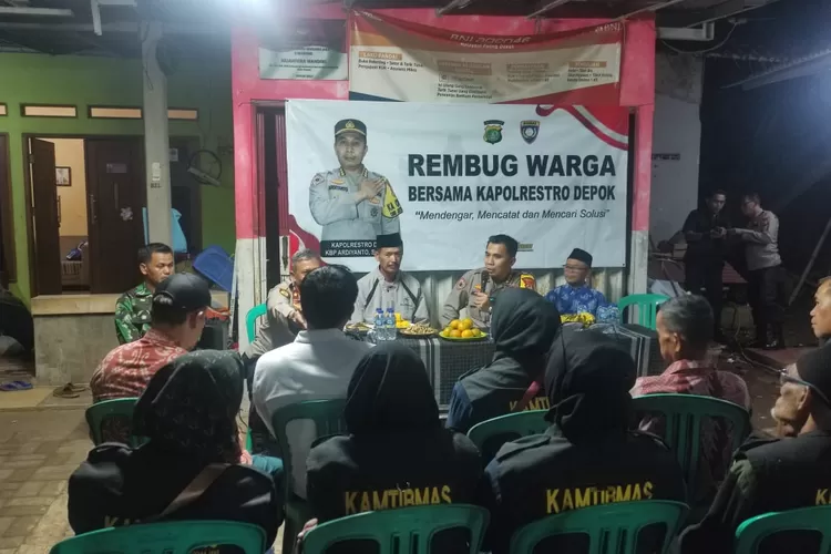 Plh Kapolres Metro Depok, Kombes Ardiyanto memberikan sambutan dan arahan pada kegiatan Rembug RW di wilayah RW7 Kelurahan Kalimulya, Kecamatan Cilodong. (ANDIKA EKA/RADAR DEPOK)