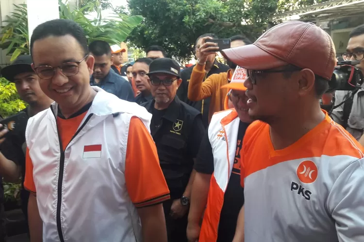 Ketua DPD PKS Kota Depok, Imam Budi Hartono (kanan) saat mendampingi Capres nomor urut 1, Anies Baswedan, belum lama ini.  (Radar Depok)